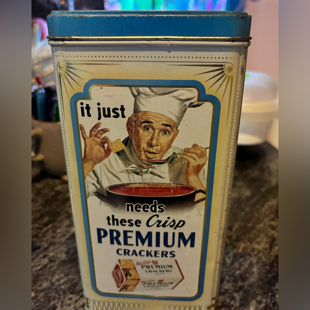 Adorable vintage 1993 Nabisco blue ribbon cracker tin.